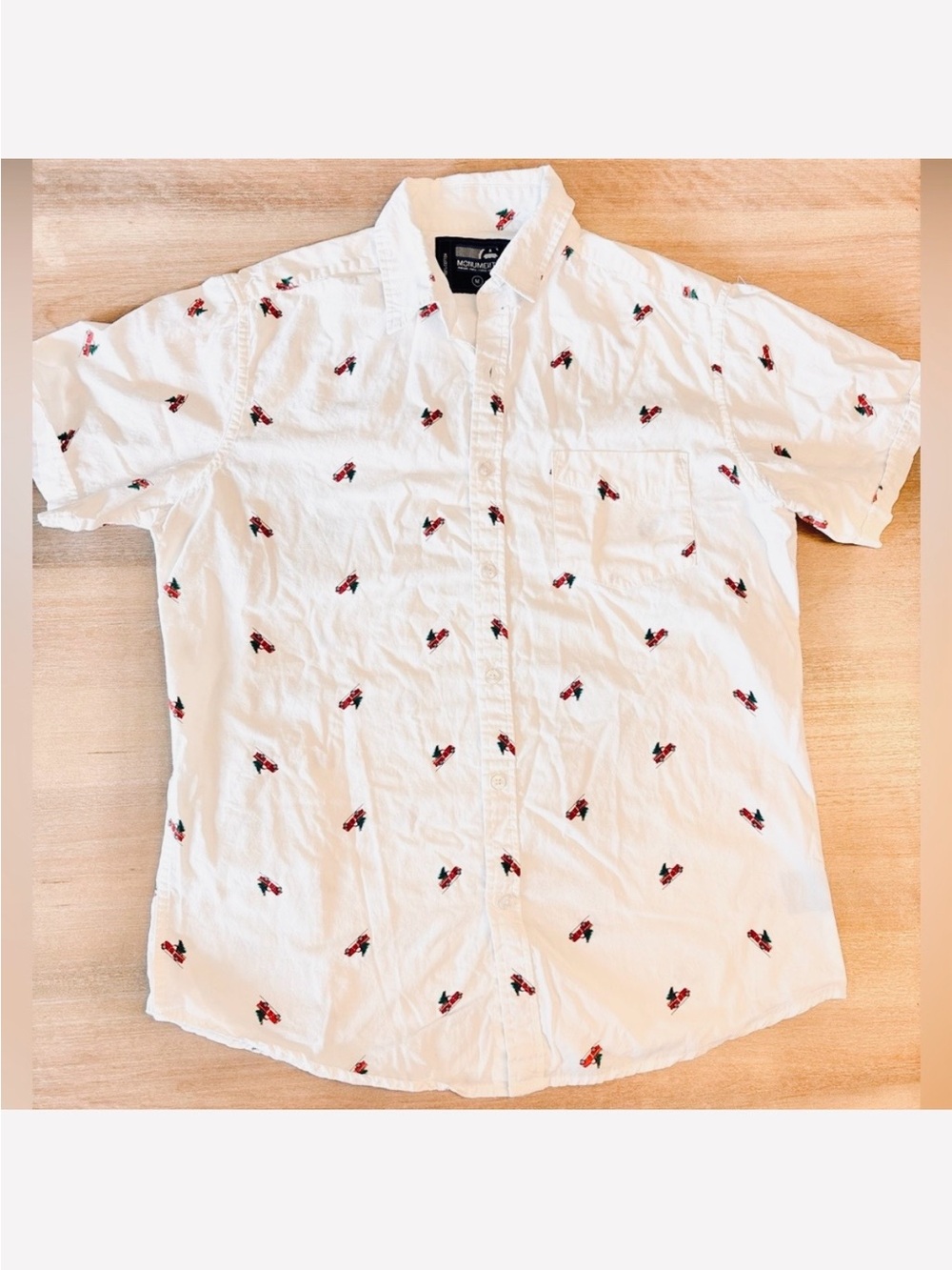 Monument Short Sleeve Button Down Shirt Festive Red Truck Christmas Tree, M